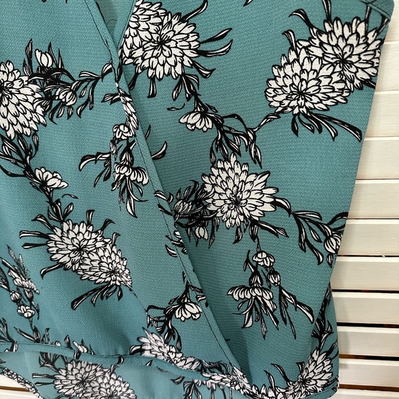 Sleeveless Shirt - Picture 2 of 4